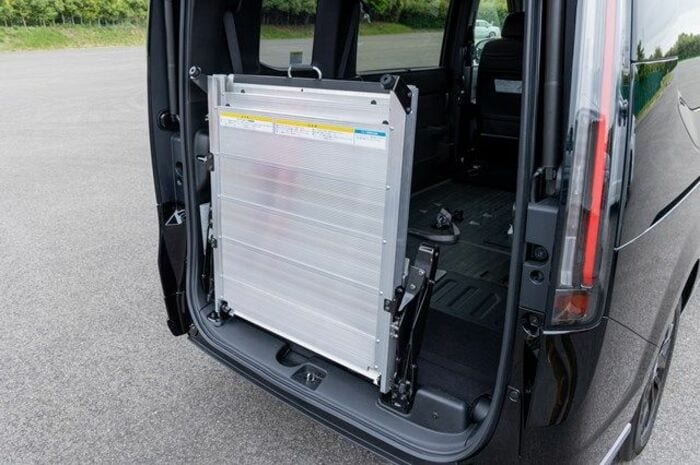 新型ステップワゴン車いす試乗車でスロープを折りたたんだ状態(東洋経済オンライン編集部撮影)