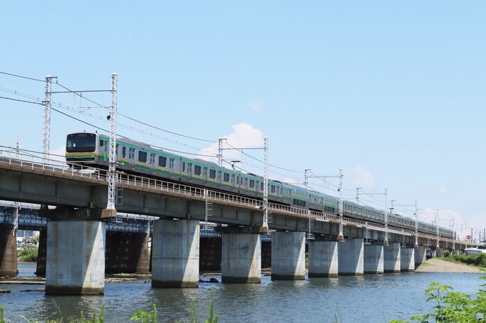 東海道線を走るE231系。中間に2階建てグリーン車を