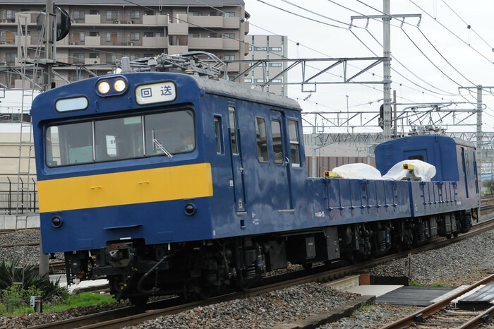クモル145系が荷台に資材を積んで走行する
