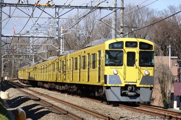 西武らしい黄色塗装を受け継ぐ2000系