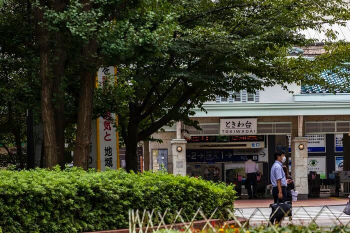 緑豊かな駅前広場を持つときわ台駅