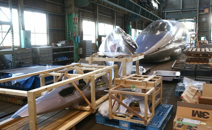 500系新幹線の周りに置かれたコックピットのパーツ