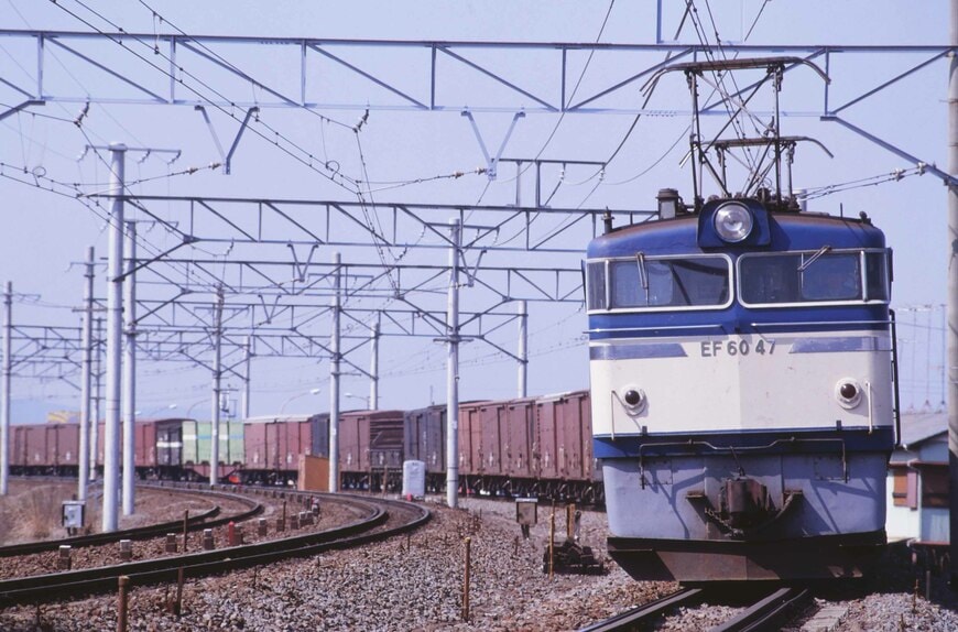 山陽本線を走るEF60形牽引の貨物列車（撮影：南正時）