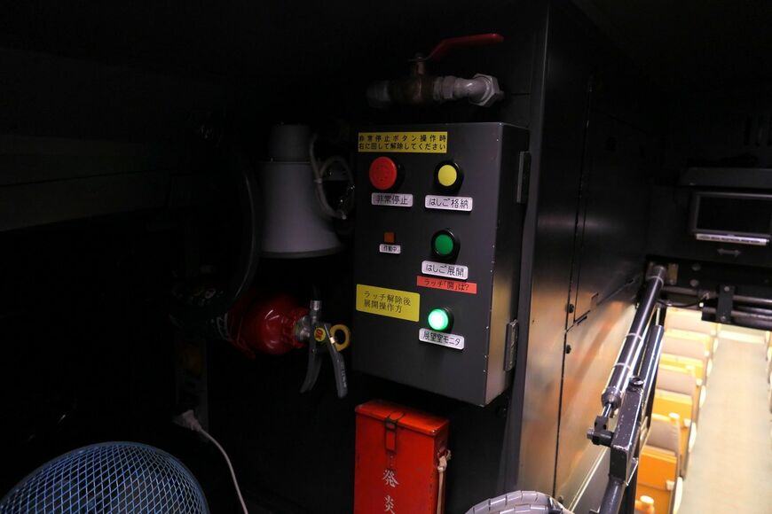 はしごを操作する運転席側のスイッチ（記者撮影）
