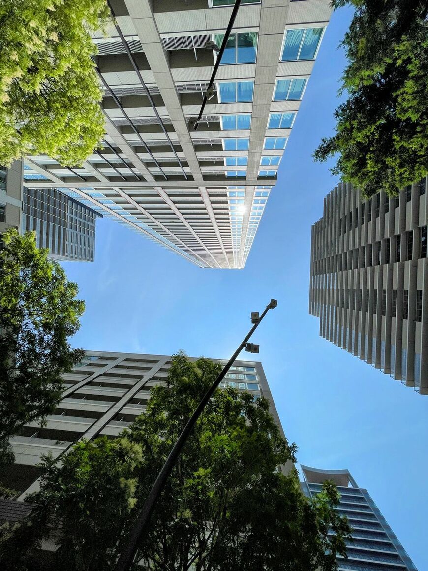 月島駅近くのタワマン群を足元から見上げた（筆者撮影）