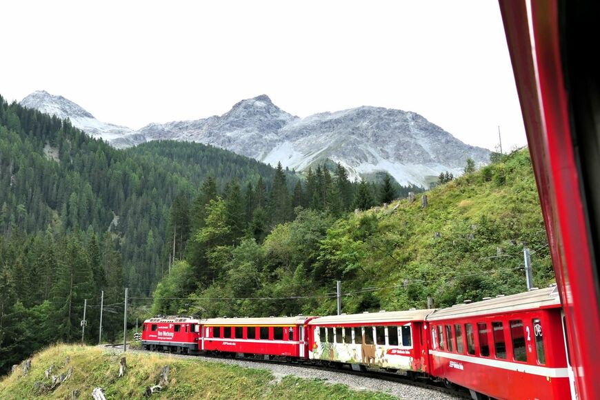 レーティッシュ鉄道の機関車が急勾配をぐいぐいと上る（筆者撮影）