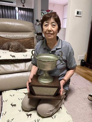 世界選手権2位ながら獲得したMVP（最優秀選手）の記念カップを持つ今野（旧姓・生井）けい子さん（写真：筆者撮影）