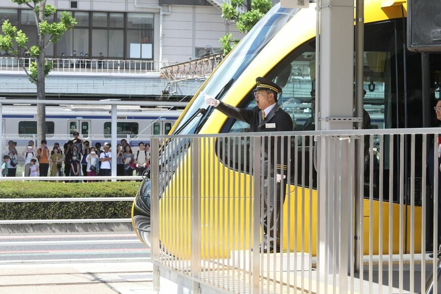 開業日の発車式で「ライトライン、出発進行！」の号令をかける中尾常務（写真：宇都宮ライトレール）