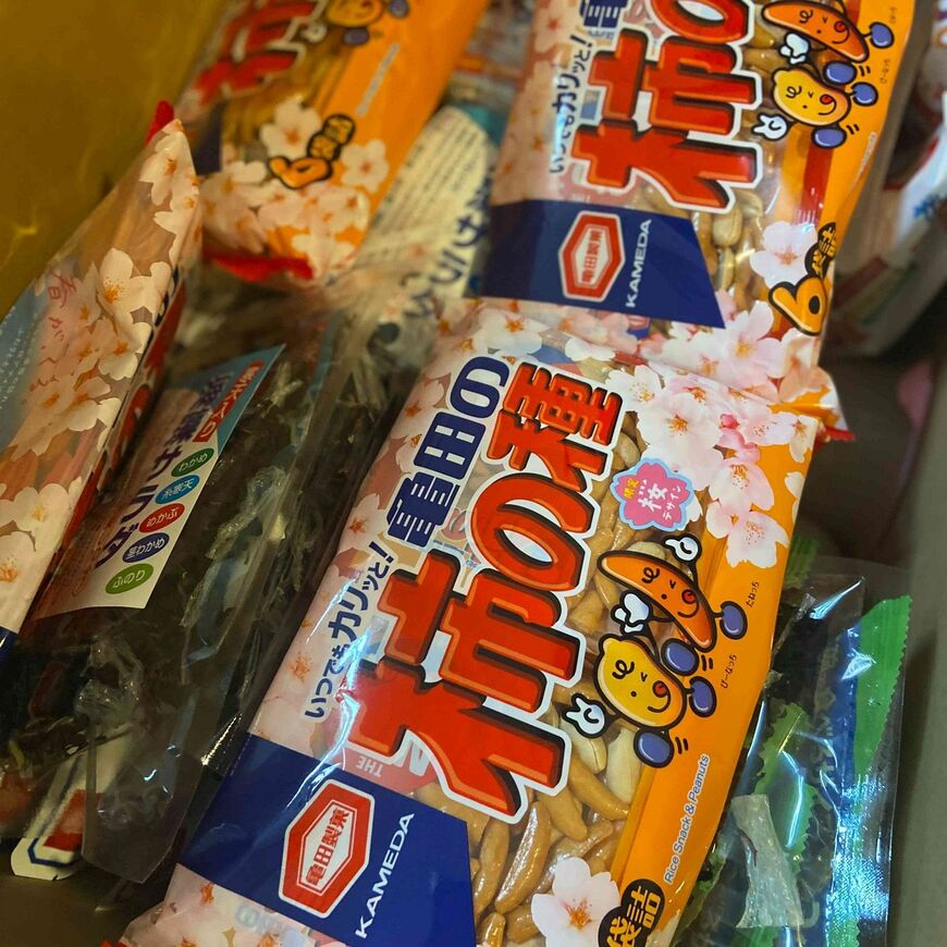東京都の自宅療養サポートセンターから送られてきた食料の一部。おかゆなど病人向けのものもたくさん入っていました。この支援は自治体によって異なり、まったく食料支給のない自治体もあります（写真：筆者撮影）