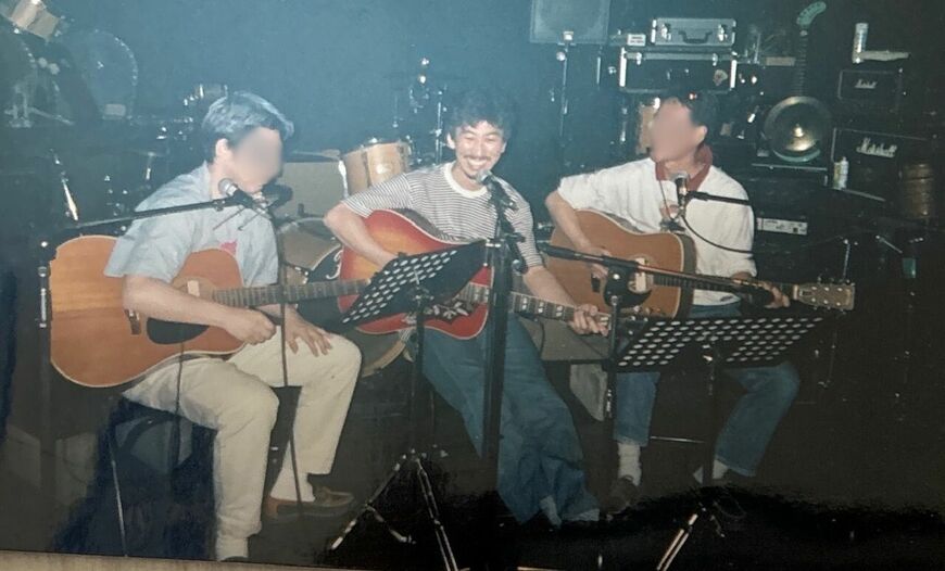 若かりし頃からギターを楽しんでいたひとしさん（写真：ひとしさん提供）
