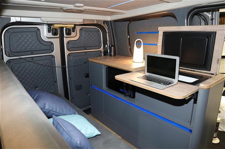 LACホールディングスのBEVキャンピングカー「LAC EVキャンパーC」（写真：筆者撮影）