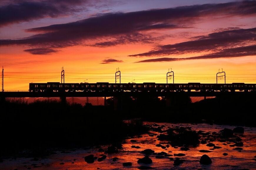 多摩川の夕焼けと京王線＝2015年7月（撮影：南正時）