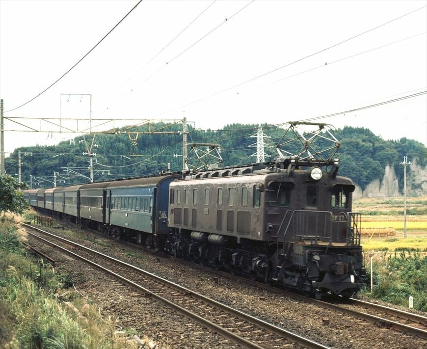 東北本線の蒲須坂付近を走るEF57形牽引の上野行き普通列車（撮影：南正時）