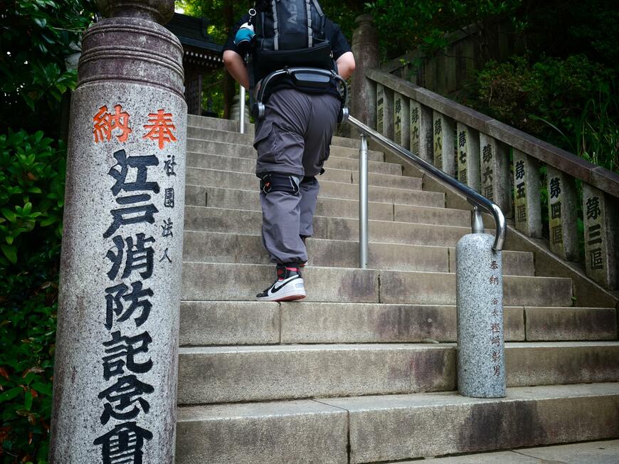 高尾山の石段を上る参加者