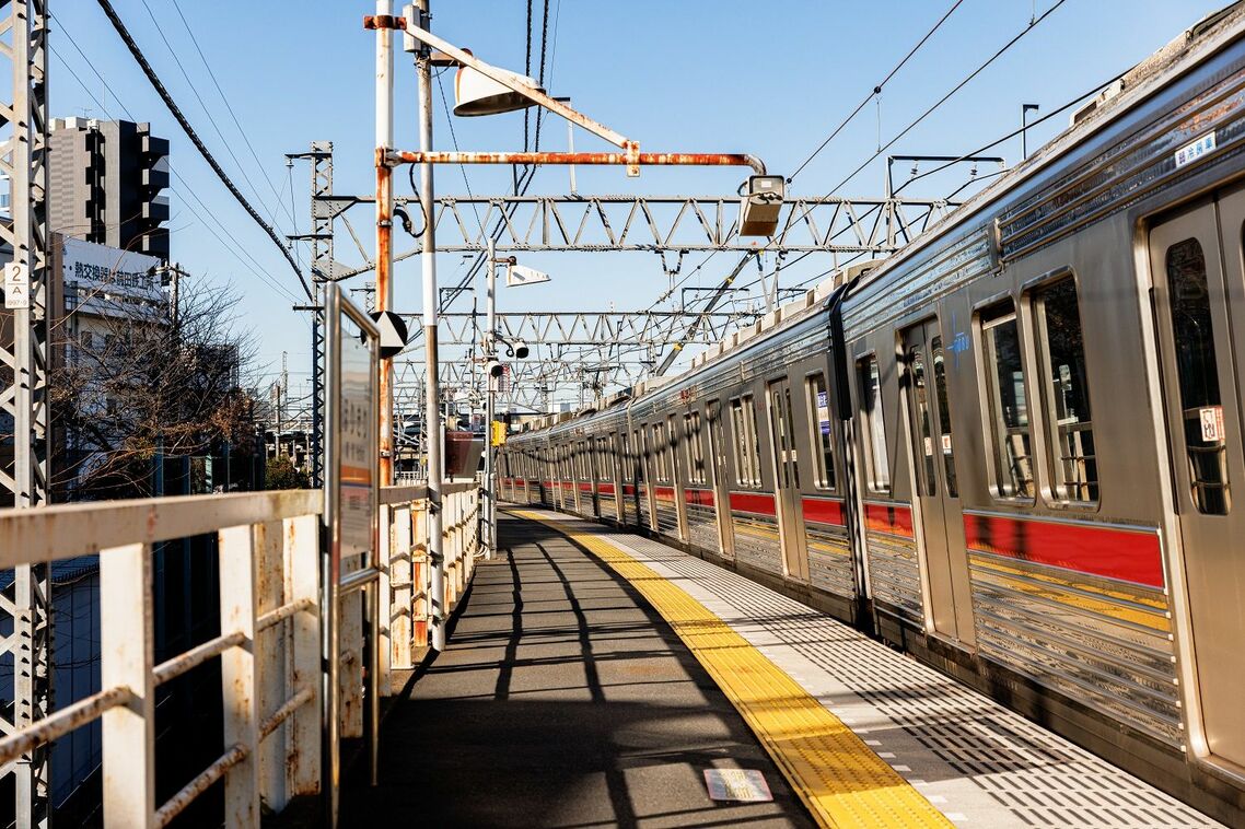 大きなカーブ上にある堀切駅。ホームもカーブして