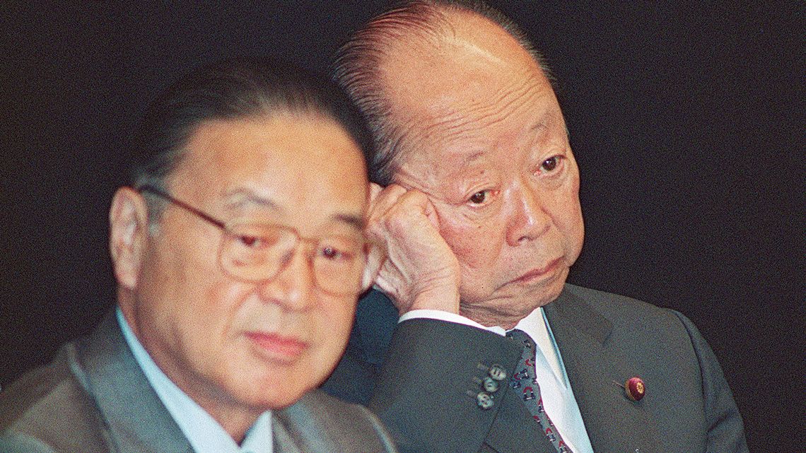 宮沢喜一首相（右）と梶山静六幹事長