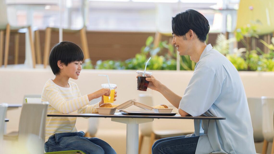 共働き世帯にとって背に腹は代えられないのが外食(写真:PIXTA)