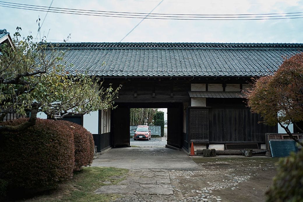 堂々とした構えの長屋門だけで33坪と大規模。庭木の手入れや広い敷地の固定資産税もバカにならない（写真撮影／相馬ミナ）