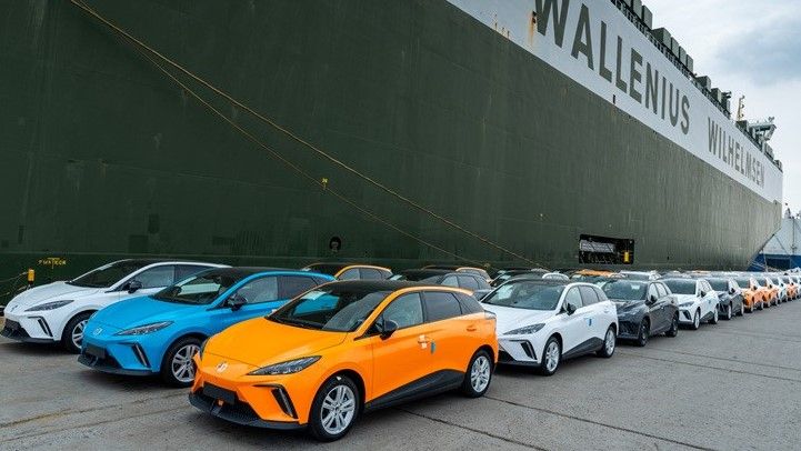 上汽集団が｢MG｣ブランドで販売する小型EV｢MG4｣は、ヨーロッパ市場で高い人気を誇る。写真は中国の港で船積みを待つ同型車（上汽集団のウェブサイトより）