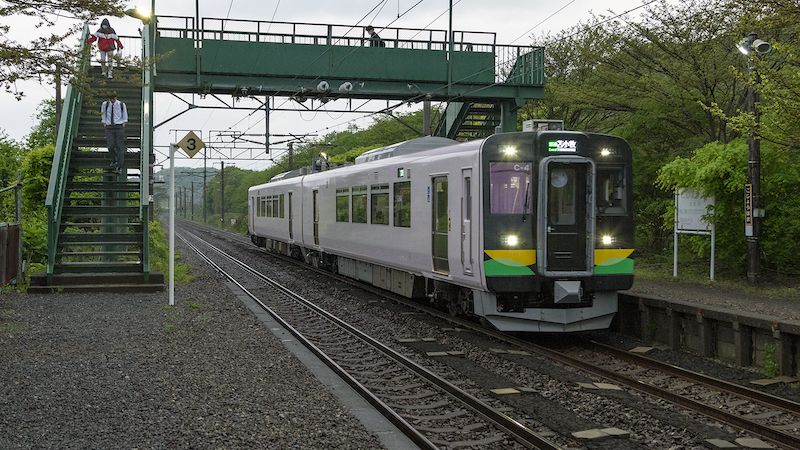 パラパラと帰宅高校生の利用が見られる途中のローカル駅。薄暮になってくるとLEDランプの前照灯が眩しく光る（写真：塩塚陽介）