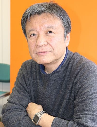 原田哲男（はらだ・てつお）早稲田大学教育総合科学学術院教授ワールド・ファミリー バイリンガル サイエンス研究所学術アドバイザー早稲田大学教育学部英語英文学科卒業後、高等学校の英語教員を経て、筑波大学大学院教育研究科教科教育専攻英語教育コースで修士号を取得。短期大学に勤務後、ロンドン大学大学院ユニバーシティ・カレッジで音声学修士、ロンドン大学教育研究科（IOE）を経て、カリフォルニア大学ロサンゼルス校（UCLA）にて応用言語学博士を取得。その後、オレゴン大学で教鞭を執り、2005年から現職。13年から14年まで、UCLAの客員教授兼研究員。専門は、第二言語習得、外国語の音声習得、英語教育、バイリンガル教育など（写真：IBS提供）