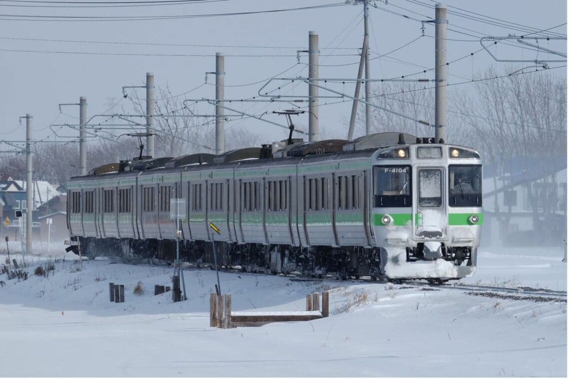 ロイズタウン駅に進入する札幌行き普通列車（筆者撮影）