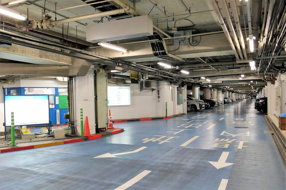 地下2階に広がる西駐車場（記者撮影）