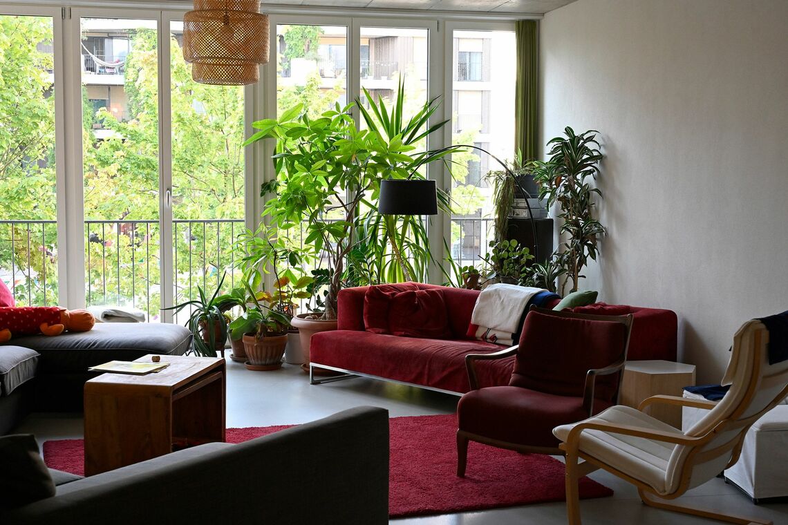 テンペルリさんは同居する人々とリビングルームをシェアしているPhotographer: Lena Amuat for Bloomberg Businessweek