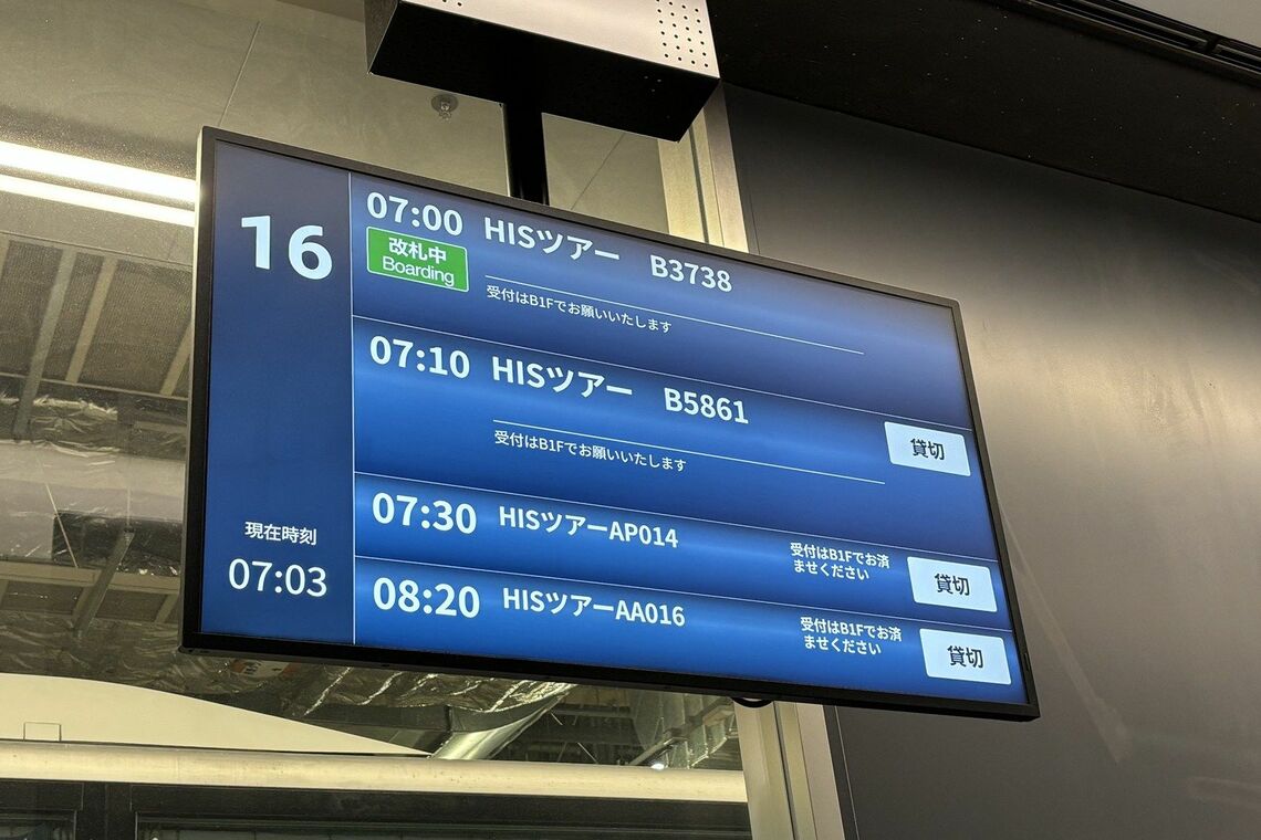 Bエリアからは旅行会社主催のツアーバスも発車（筆者撮影）