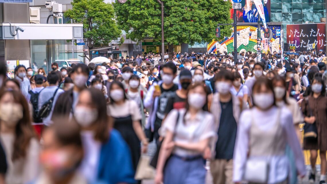 政府が発表した「新たな健康習慣」。これからのコロナ対策について専門家が懸念を示しています（写真：Ryuji／PIXTA）