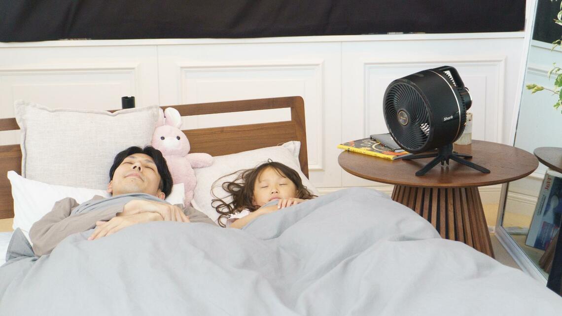 寝室で眠る親子