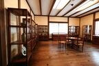 展示には柳が考案した什器が用いられている（本館）