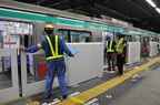 田園都市線のホームドア取り付け作業