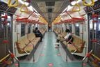 KFWリニューアル車車内。従来のロングシートを引き継ぎ