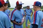試合前、選手たちにガムを配るクロマティ監督