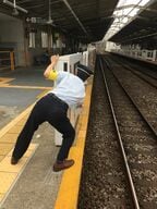 「汚れ検知」のドアを開けてセンサーを清掃する駅係員。
