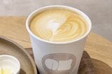 紙コップ入りのカフェラテ
