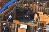 建設現場。型枠の建て込み作業中（写真：papilio／PIXTA）