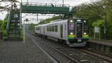 パラパラと帰宅高校生の利用が見られる途中のローカル駅。薄暮になってくるとLEDランプの前照灯が眩しく光る（写真：塩塚陽介）
