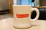 マグカップでコーヒーっていうのがアメリカ発祥っぽい。サードウェーブコーヒーの雄、スタンダードコーヒーのロゴ入りだったので調べたら、親会社が同じでした（筆者撮影）