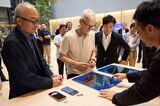 左端がソニーグループの十時裕樹社長（写真：アップル提供）