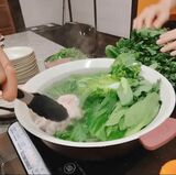ご近所さんからもらった新鮮な野菜で鍋を作ることも（写真：OCEANS編集部） 