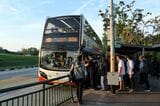 シンガポール側の駅からMRTの駅へのバスは通勤客で大混雑（筆者撮影）