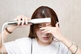 前髪のセットの仕方を解説するAYAMARさん