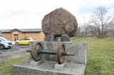 仁宇布駅には廃止時に建立された記念碑がある（筆者撮影）