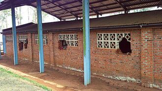ルワンダ虐殺の生存者と現場に立つ