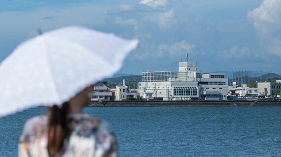 海辺にたたずむ女性