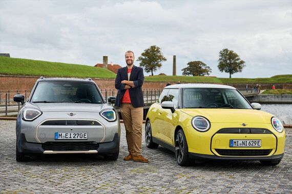 エースマンの前で微笑むフランソワ氏と黄色いクーパーSE 3ドア（写真：Mini）