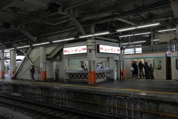 西新井駅ホーム ラーメン店