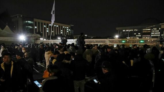 非常戒厳が出された韓国で抗議する市民